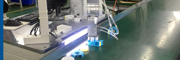 塑料行业小胶纸机自动装配工业机器人