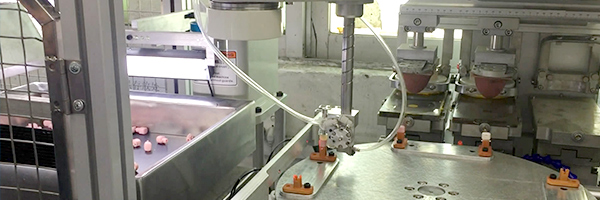 The four-axis robot moves the automatic feeding